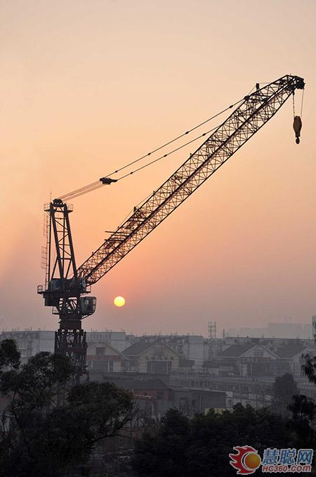 川建新型動臂式塔機D650試制成功